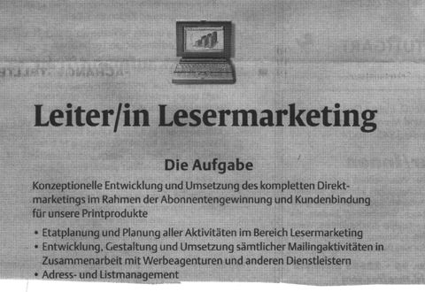 Stellenanzeige: Unter dem Bild eines alten PowerBooks der 100er-Serie 
wird ein/e "Leiter/in Lesermarketing" gesucht