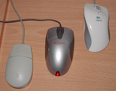 Gr&ouml;&szlig;envergleich: Die Apple Desktop Bus Maus ist die 
kleinste der drei, die Typhoon-Maus braucht die gr&ouml;&szlig;te 
Fl&auml;che, der Logitech MouseMan Wheel das gr&ouml;&szlig;te Volumen.