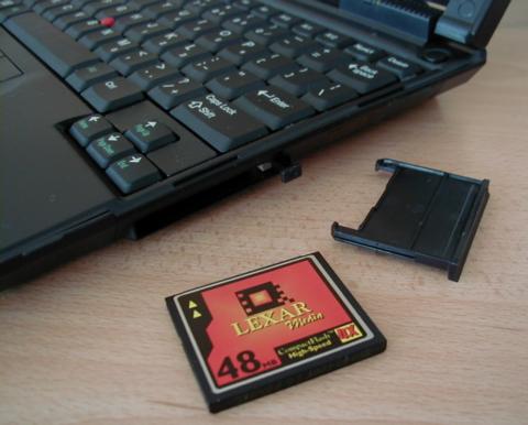 [Detailansicht des WorkPads mit einer CompactFlash-Karte und dem CF-Dummy]
