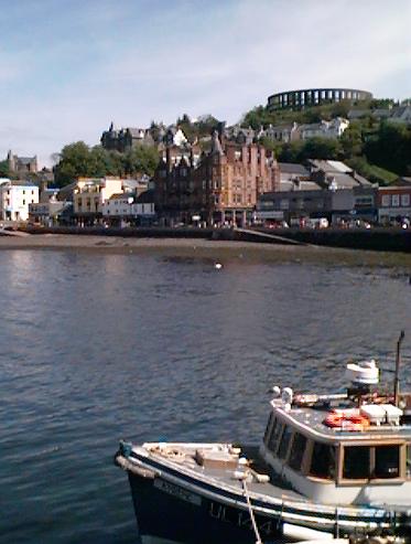 Oban: Hafen und MacCaig's Tower