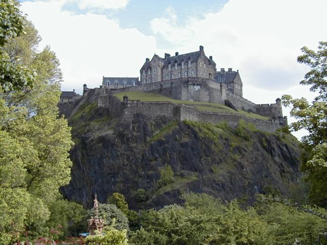 Edinburgh: Edinburgh Castle von der Princes Street aus gesehen