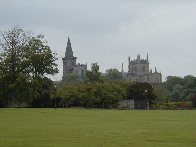 Dunfermline: Dunfermline Abbey von Pittencrieff Park aus gesehen