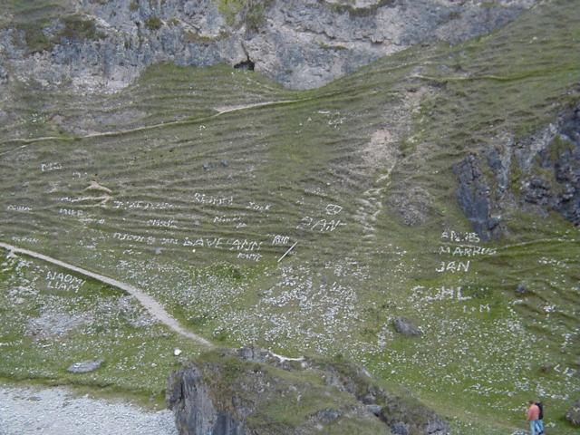 Durness, nahe der Smoo Cave: Namen aus Steinen zusammengesetzt